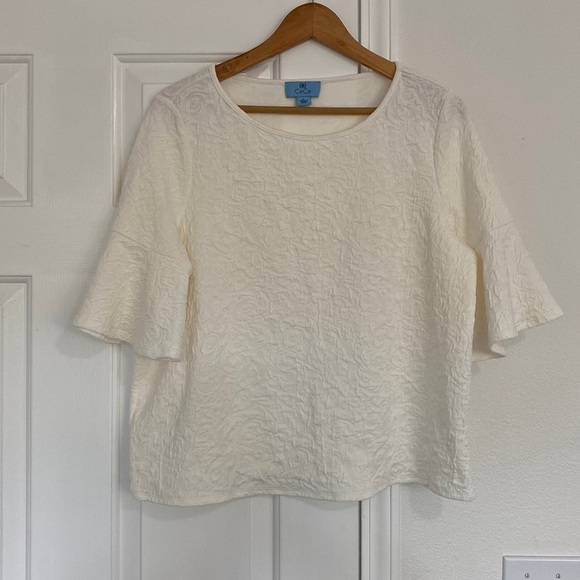 CeCe NWOT textured cream blouse with quarter length sleeves. - Picture 1 of 14